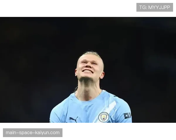 特写：哈兰德罚丢点球后，伊蒂哈德球场瞬间陷入沉寂