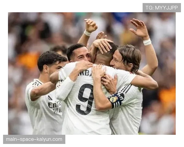 告别巡演：终场哨响，39岁的莫德里奇向伯纳乌全场致意